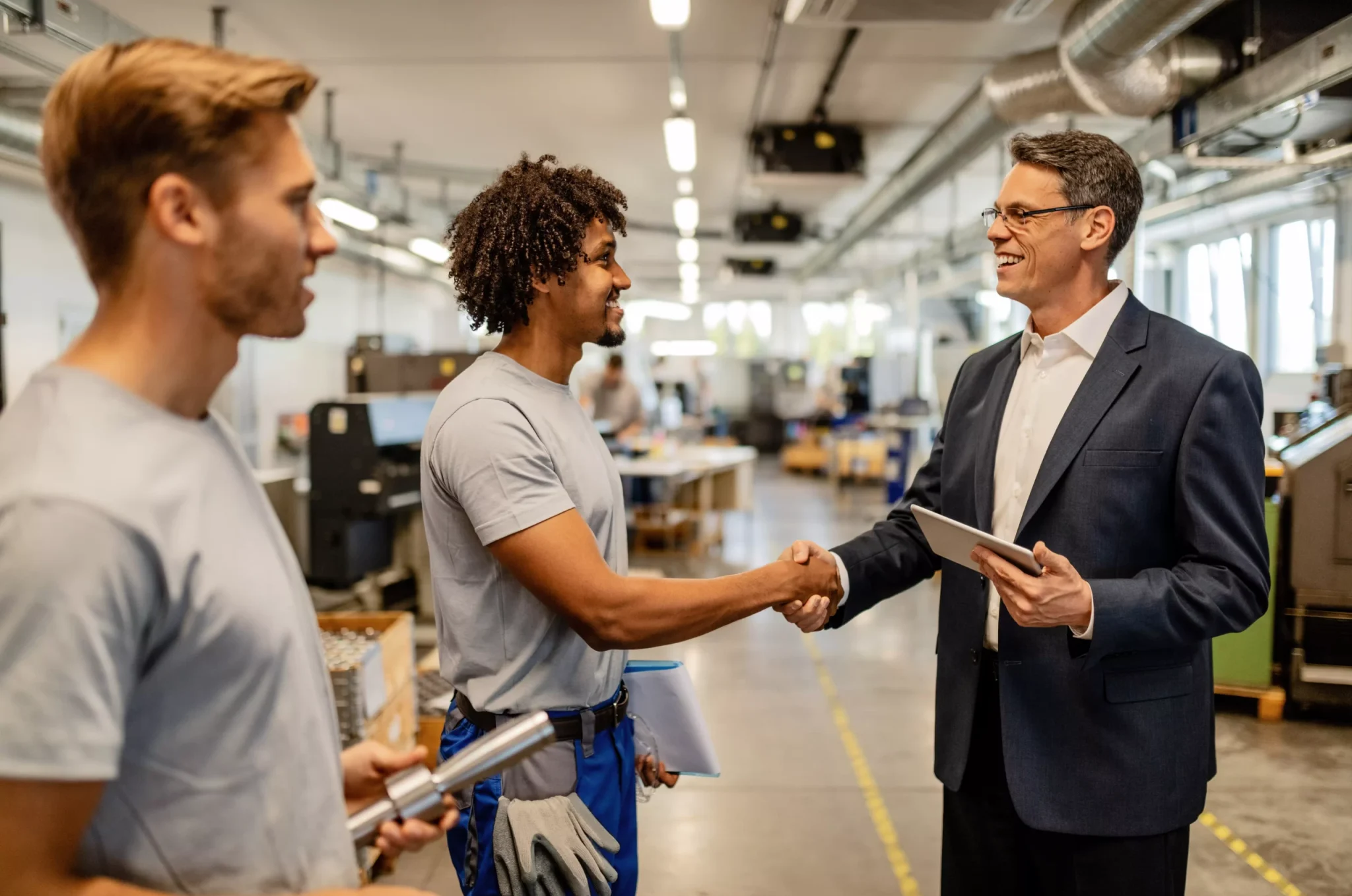 image de 2 salariés et 1 dirigeant en train de se serrer la main pour représenter le service assistance de serreau electronique